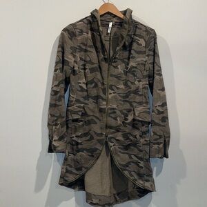 Mur Mur women’s heavy knit zip up camo jacket medium